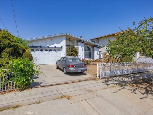 Attached, Exterior, Facade, Ranch