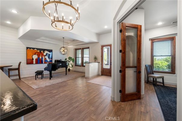 Chandelier, Interior, Pendant Lights, Piano, Recessed Lighting, Wood Texture Flooring