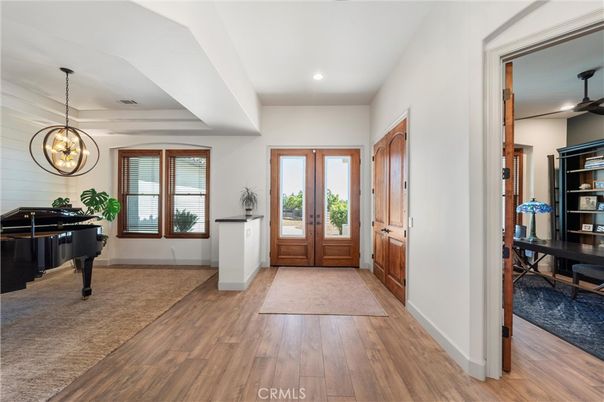 Interior, Pendant Lights, Piano, Recessed Lighting, Wood Texture Flooring