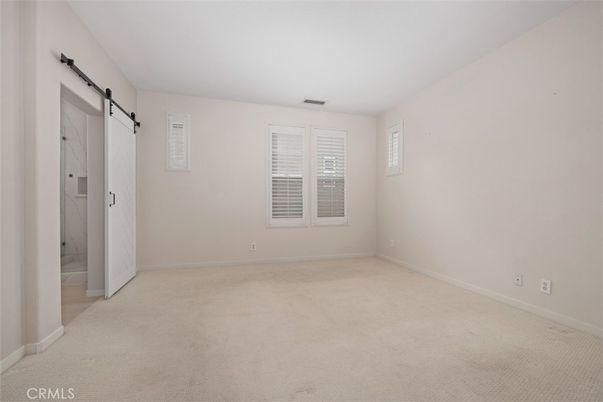 Empty room, Interior