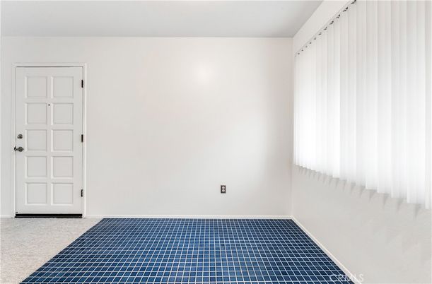 Empty room, Interior