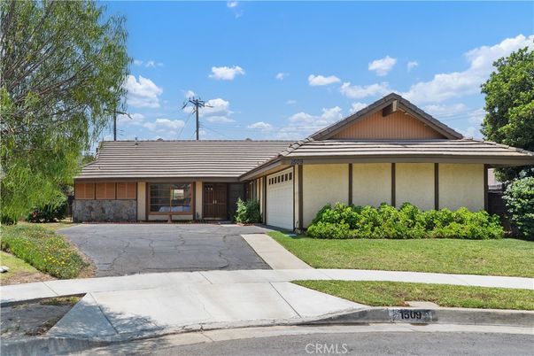 Exterior, Facade, Brick Facade, Ranch