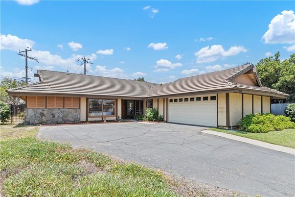 Attached, Exterior, Facade, Ranch