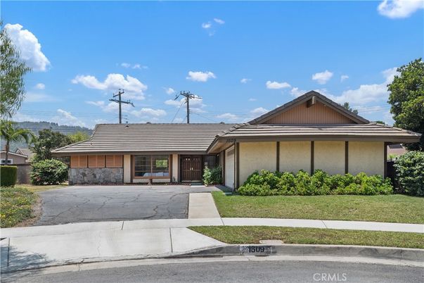Attached, Exterior, Facade, Ranch
