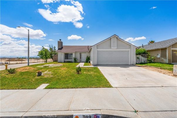 Attached, Exterior, Facade, Ranch