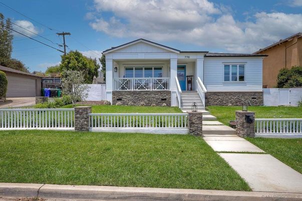 Exterior, Facade, Ranch