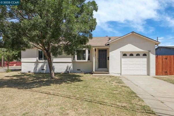 Attached, Exterior, Facade, Ranch