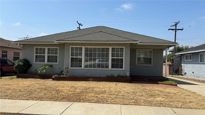 Exterior, Facade, Ranch
