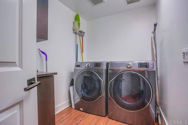 Interior, Washer, Wood Texture Flooring
