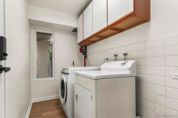 Interior, Washer, Wood Texture Flooring