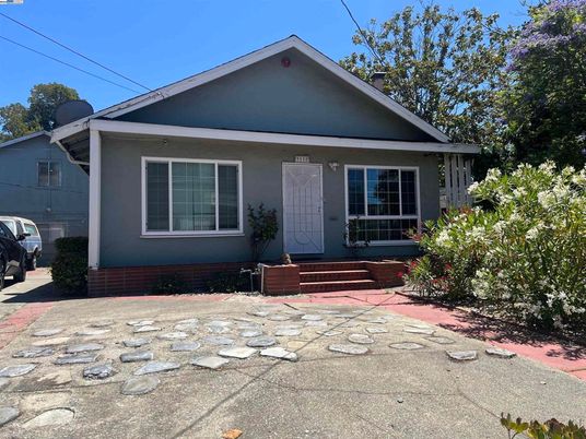 Exterior, Facade, American Craftsman
