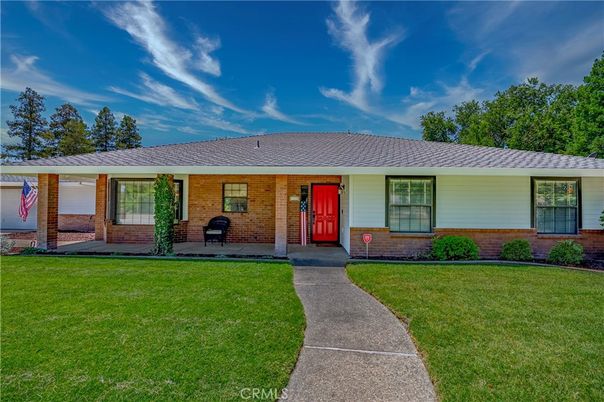 Exterior, Facade, Brick Facade, Ranch