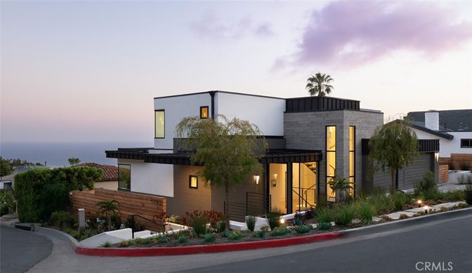 Exterior, Facade, Modern