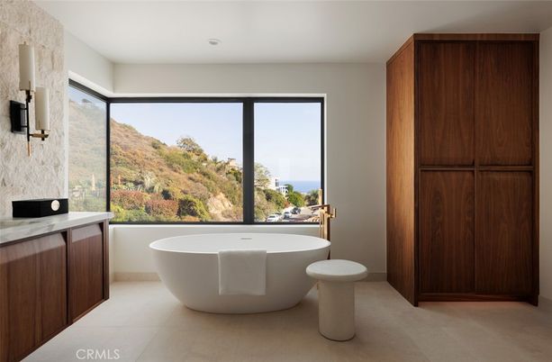 Bathroom, Free Standing Baths, Interior, Recessed Lighting, Water