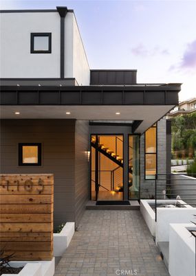 Exterior, Facade, Modern