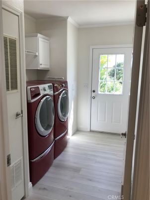 Interior, Washer, Wood Texture Flooring