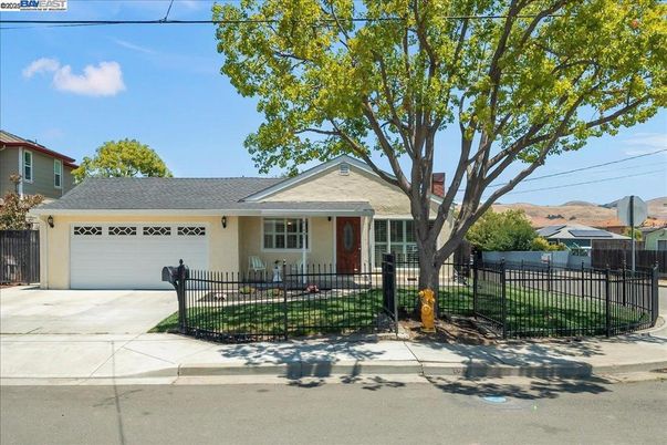 Attached, Exterior, Facade, Ranch