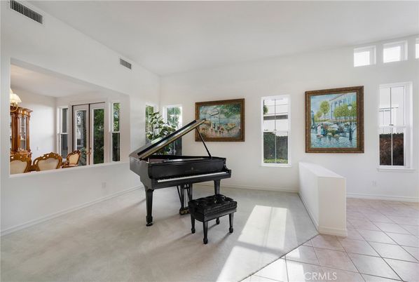 Interior, Piano