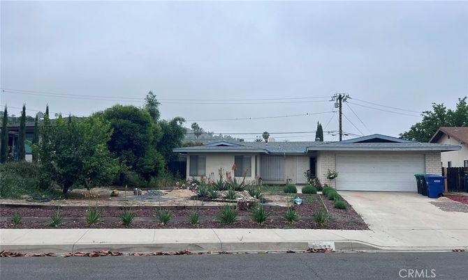 Attached, Exterior, Facade, Ranch