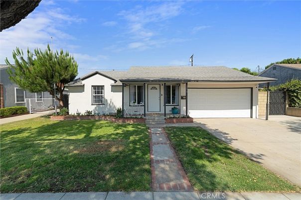 Attached, Exterior, Facade, Ranch