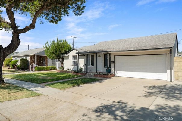 Attached, Exterior, Facade, Ranch