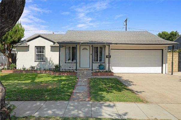 Attached, Exterior, Facade, Ranch