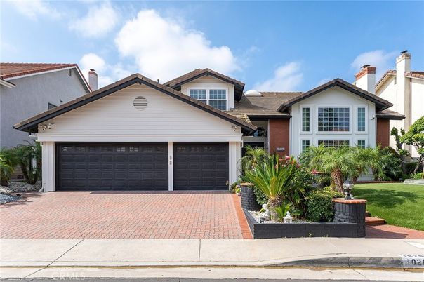 Attached, Exterior, Facade, American Craftsman