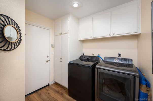 Interior, Recessed Lighting, Washer, Wood Texture Flooring
