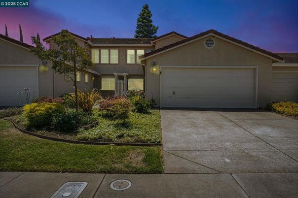 Attached, Exterior, Facade, Mediterranean