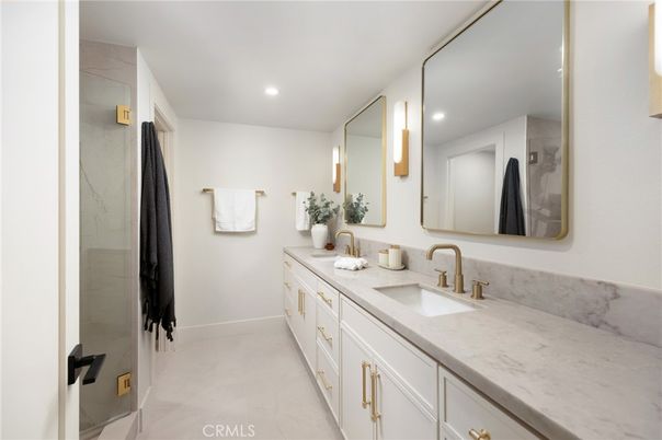 Bathroom, Dual Sink Vanities, Interior, Recessed Lighting