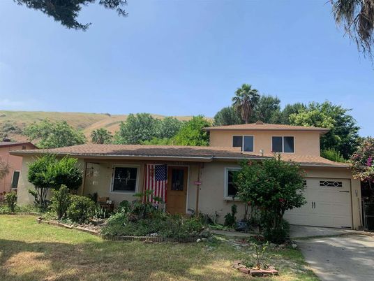 Attached, Exterior, Facade, Ranch