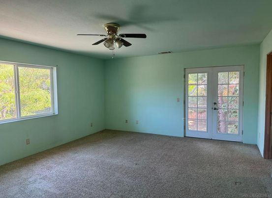 Empty room, Interior
