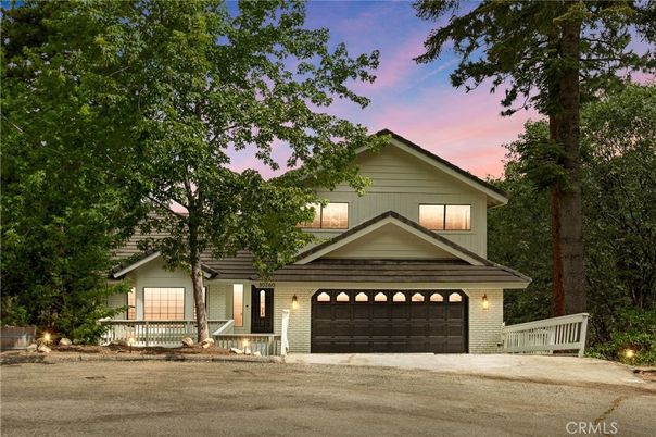 Attached, Exterior, Facade, American Craftsman