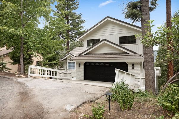 Attached, Exterior, Facade, American Craftsman