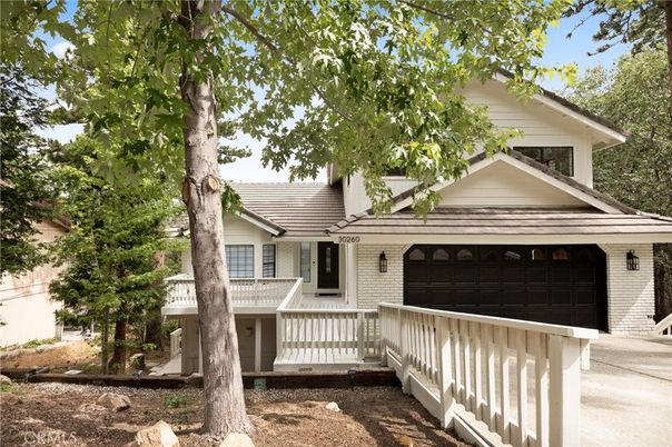 Attached, Exterior, Facade, American Craftsman