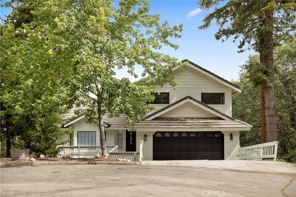 Attached, Exterior, Facade, American Craftsman