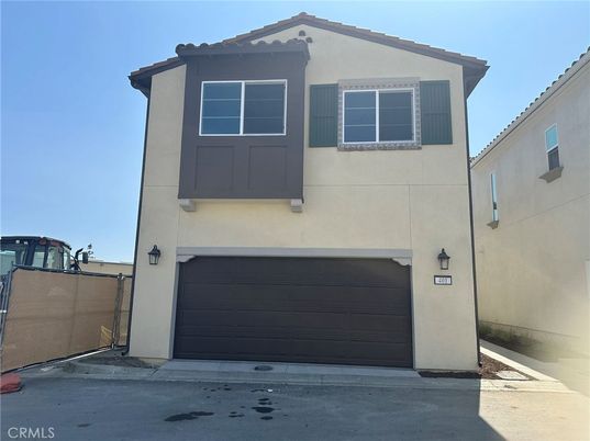 Attached, Exterior, Facade, Mediterranean