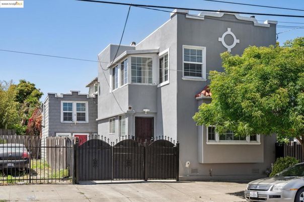 Attached, Exterior, Facade, Modern