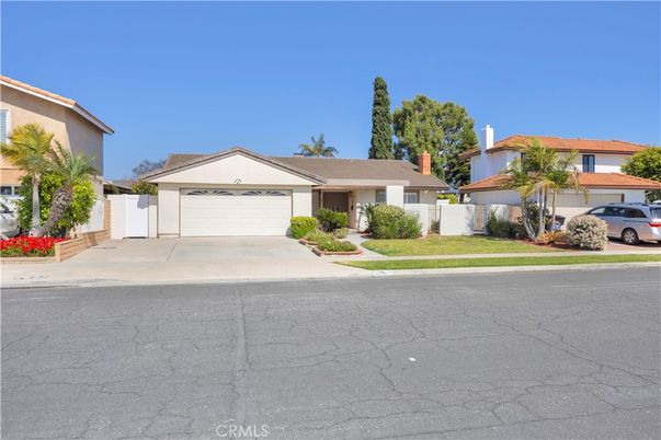 Attached, Exterior, Facade, Ranch