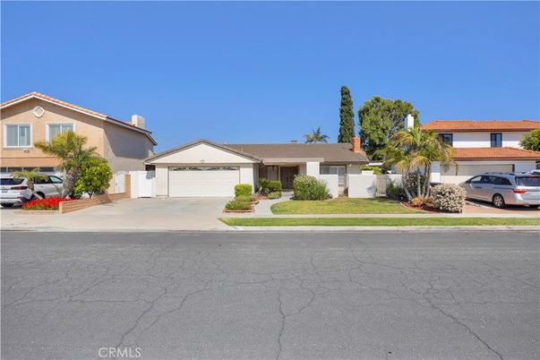 Attached, Exterior, Facade, Ranch