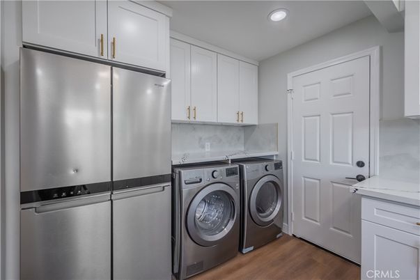 Interior, Recessed Lighting, Washer, Wood Texture Flooring