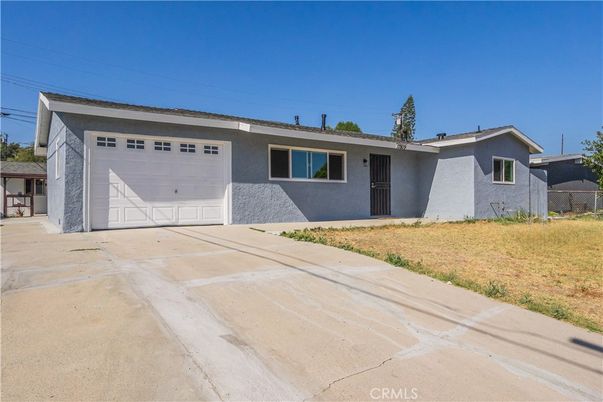Attached, Exterior, Facade, Ranch