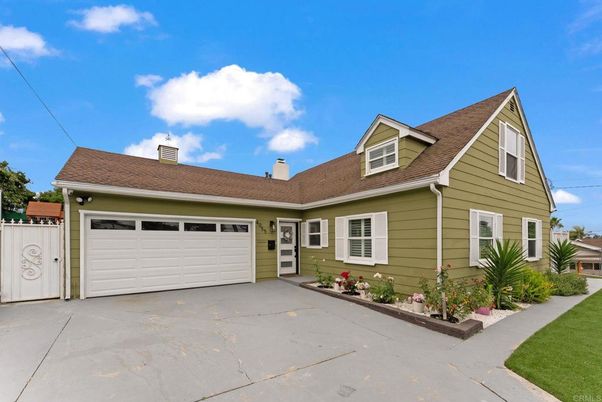 Attached, Exterior, Facade, Cape Cod