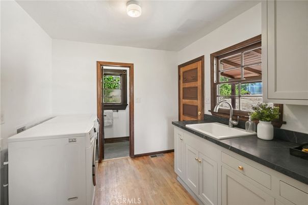 Interior, Washer, Wood Texture Flooring
