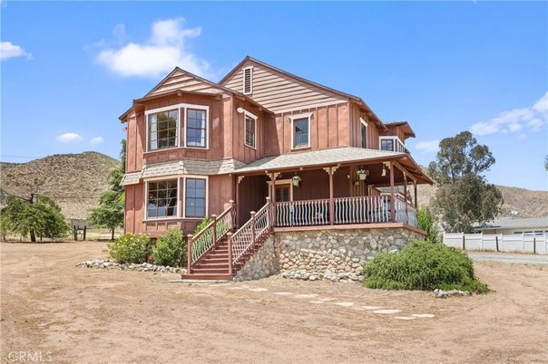 Backyard, Exterior, Facade, Queen Anne Victorian