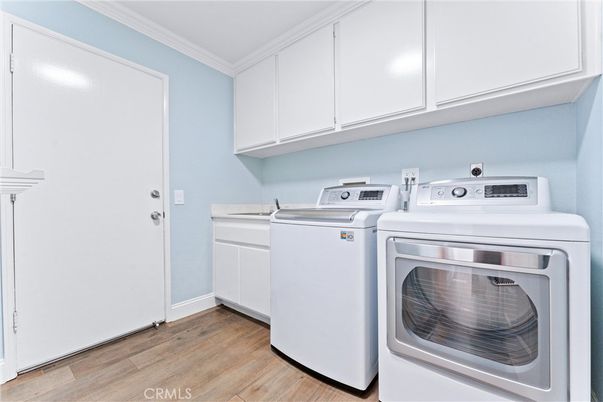 Interior, Washer, Wood Texture Flooring