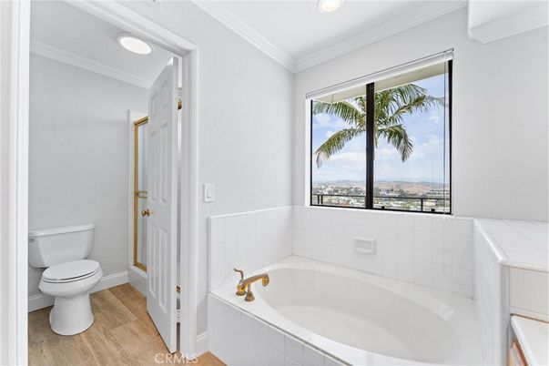 Bathroom, Interior, Recessed Lighting, Wood Texture Flooring