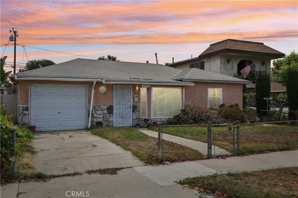 Attached, Exterior, Facade, Ranch