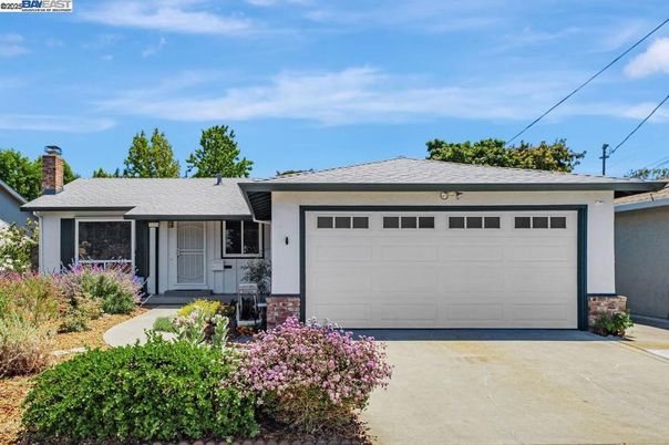 Attached, Exterior, Facade, Ranch
