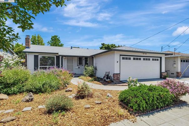 Attached, Exterior, Facade, Ranch